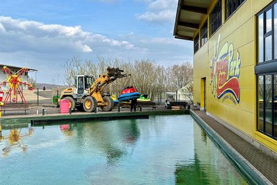Die Boote werden in einen Teich vor der Tobehalle ins Wasser gelassen.