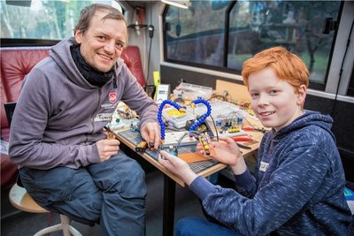 Der zwölfjährige Manuel Erler aus Freiberg hat bei Tommy Schönherr aus Dresden ein Memoryspiel gelötet. 