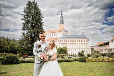 Sophie und Steve Oertel kommen aus Schlottwitz und heirateten im September 2022. Die Kosten für ihre Hochzeit lag bei rund 4500 Euro. Das Brautkleid hat 800 Euro gekostet, weil es aus zweiter Hand war. Die Feier sollte größer sein. Deko und Eierlikör machten sie daher selbst, für den Saal mussten sie gar nichts zahlen. 