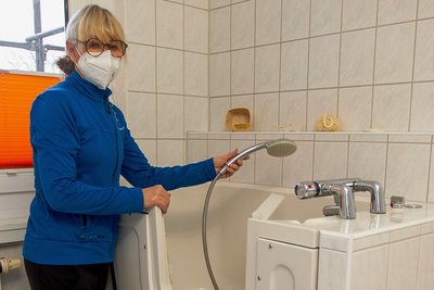 Pflegerin Kerstin Meister in einem der altersgerechten Bäder.