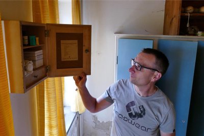 Wie die Lost-Places-Fans warf auch André Kaden, der Vorsitzende des Fördervereins Kulturhaus Neues Leben, einen Blick in diesen Medizinschrank.