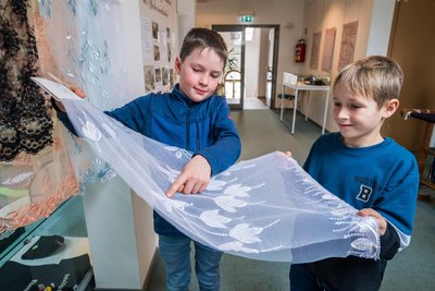 Oskar Reißmann (links) und Pepe Schindler von der Eibenstocker Grundschule haben sich in der Sonderausstellung zur Stickereiindustrie im Schatzhaus umgeschaut.