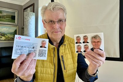 Papier inklusive: Christoph Weigel zeigt, was der Kunde von ihm bekommt. Links der QR-Code, rechts Papierfotos.