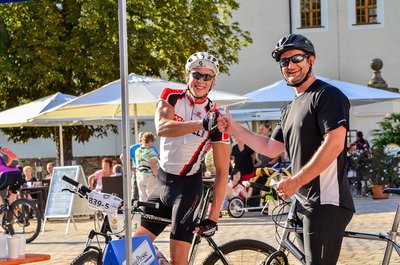 Los ging es für die Radler am Schlossplatz.