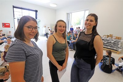 Die Studentinnen Hanna Böhme, Clara Meyer und Elisabeth Heise (v.l.) helfen beim Schülerkolleg.