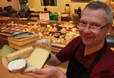 Frank Fritzsche darf sich seit kurzem Käse-Sommelier nennen. Er hat eine entsprechende Ausbildung absolviert, die mit einer Diplom-Prüfung durch die Wirtschaftskammer Nieder-Österreich abgenommen wird.