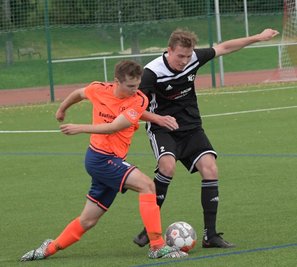 Gegen Oberlungwitz war für Maximilian Friedrich (r.) und seine Stollberger am 3. Oktober nichts zu holen. Das 0:5 war das bislang letzte Spiel des FCS in der Landesklasse. 