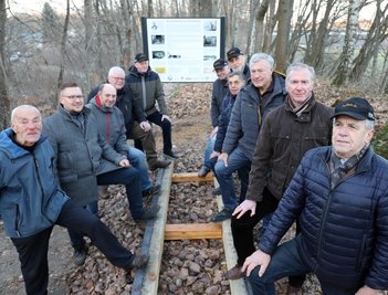 Mitglieder der Historischen Freiberger Berg- und Hüttenknappschaft an den neu verlegten Schienen der Eisenschienenbahn. 