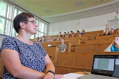 Organisatorin Jana Kriehme bei der Begrüßung der Kollegteilnehmer im Hörsaal des Winkler-Baus.