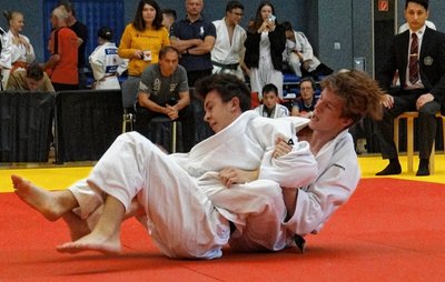 Da war es vorbei mit der Hoffnung auf Gold: Richard Flechsig vom ASV Oelsnitz (links) wird von seinem Gegner in der letzten Sekunde des Kampfes bezwungen. 