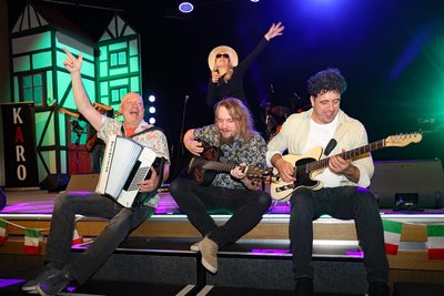 Die Party-Band Karo hat vom Rock-Klassiker bis zum Ballermann-Hit alles Griff.