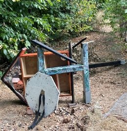 Keine fünf Tage stand das neu gestaltete Insektenhotel auf dem Schwarzenberger Ottenstein, ehe es mutwillig beschädigt wurde.