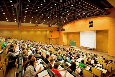 Exakt 706 Plätze hat das Auditorum maximum, der größte Hörsaal der TU Chemnitz. Zweieinhalb Jahre nach Beginn der Pandemie und Fokus auf Digitallehre darf er nun wieder voll besetzt werden. 