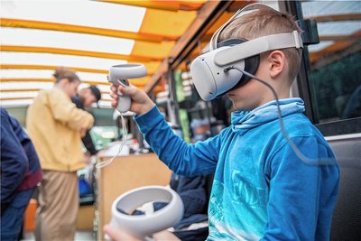 Luis hat sich im Fab-Mobil mit der VR-Brille in eine virtuelle Welt begeben. 