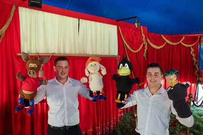 Mit den Zwillingen Antonio (links) und Janito steigt gerade die achte Generation in die Puppenspielkunst ein.
