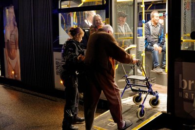 Hausbewohner wurden in einem Bus untergebracht.