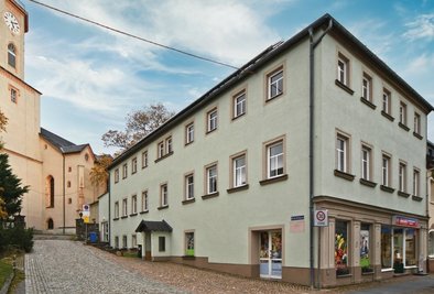 Das Mehrfamilienhaus Dresdner Straße 31 in Sayda soll am Samstag versteigert werden. 