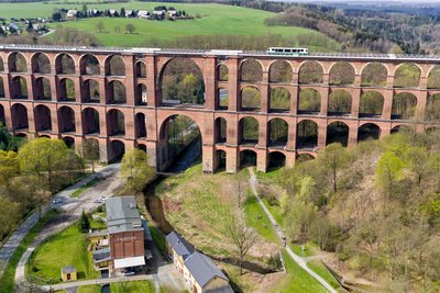 Die Göltzschtalbrücke überspannt in einer Höhe von 78 Metern das Tal der Göltzsch. Die Brücke gilt als größte Ziegelsteinbrücke der Welt. Für den Eintrag in die Unesco-Welterbeliste reicht das aber nicht.