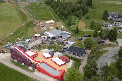 Der „Jump & Slide Park“ mit Trampolinanlage, kleinem und großem Sprungturm sowie Reifenrutsche aus der Luft. Oberhalb entsteht mit dem Alpine Coaster schon die nächste Attraktion.