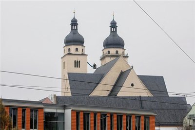 Mit einer großen Hebebühne war jetzt das Team der Plauener Dachdeckerei Marcus Wietzel am Turm der Johanniskirche und dessen Schieferbedachung zugange.