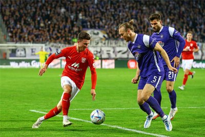 Leon Damer, hier im Trikot des Halleschen FC im Spiel gegen den FC Erzgebirge Aue, läuft künftig für den Chemnitzer FC auf. 