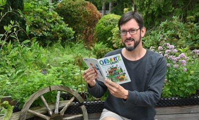 Landschaftsarchitekt Florian Etterer im heimischen Garten in Adelsberg mit der ersten Ausgabe des Magazins "Chemnitz grünt". Seit drei Jahren wohnt er mit seiner Familie in Chemnitz. 