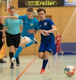 Packende Duelle in der Ernst-Grube-Halle: Im Finale des ersten Freiberger Weihnachtsturniers für U-13-Teams standen sich dabei der Chemnitzer FC mit Ian Münnich (l.) und der VfL Halle um Paul Pfeiffer gegenüber. Mit 1:0 hatten die jungen Hallenser am Ende knapp die Nase vorn. 
