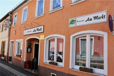 Das Restaurant „Am Markt“ in Pausa hat eine zentrale Lage.
