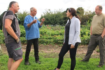 Dieter Friedrich (2. von links) führt Besucher durch den Naturhof-Garten in Lengenfeld.