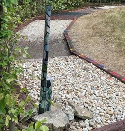 Unbekannte haben an Schildern und Gestaltungselementen des Barfußpfads im Schwarzenberger Ottenstein-Park randaliert.