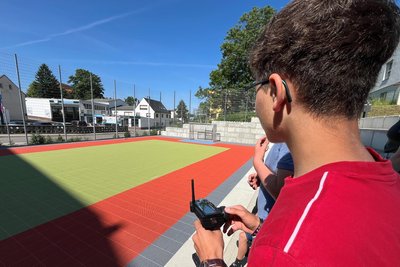 Jonathan Illgen steuert eines der Autos bei Proberunden auf dem Sportplatz der Fels-Schule.