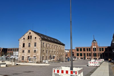 Auf dem neuen Marktplatz in Flöha werden derzeit die Masten für die Beleuchtung aufgestellt.