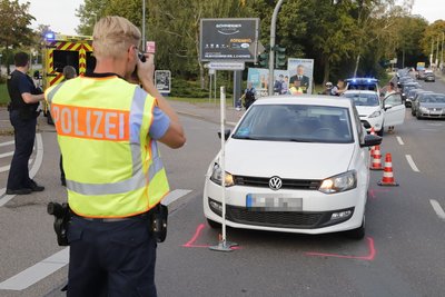Bei einem Unfall an der Kreuzung Frankenberger/Dresdner Straße ist am Sonntag ein Mensch schwer verletzt worden.