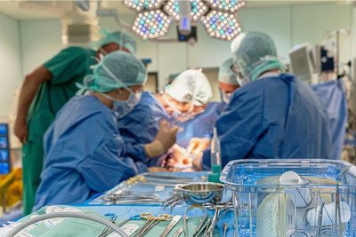 Das Kunstherz (vorn) steht zur Implantation im Herzzentrum Dresden bereit. Das Chirurgenteam arbeitet unter Hochdruck. Ist das natürliche Herz erst entfernt, gibt es kein Zurück mehr. 