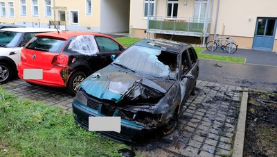 Bei einem Containerbrand am Chemnitzer Brühl wurden zwei Fahrzeuge beschädigt.