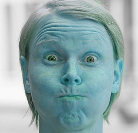 Nummer7: Antje Binder (39) vom Puppentheater Zwickau zeigt uns hier ... oh ... schnell, einen Eimer! 