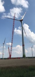 In Swatte Poele in Niedersachsen errichtet das Unternehmen aus Großschirma derzeit diese 200 Meter hohen Anlagen mit vier Megawatt Nennleistung. 