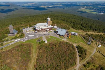 Der Erzgebirgskreis holt derzeit Angebote für das Fichtelberghaus und umliegende Flächen ein.