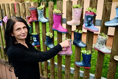 Rundherum ist die Kita bunt geschmückt, im Bild Einrichtungsleiterin Katrin Frömter.