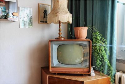 Der altertümliche Fernseher funktioniert noch. An den Wänden im gastraum hängenzahlreiche Fotos.