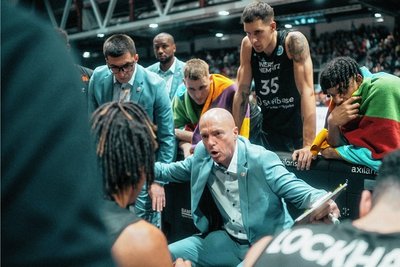 Immer engagiert bei der Sache: Der Argentinier Rodrigo Pastore ist seit Sommer 2015 Cheftrainer der Niners Chemnitz. Der 50-Jährige führte die Basketballer im Sommer 2020 in die Bundesliga, in diesem Jahr schon in die Playoffs und ins internationale Geschäft. 