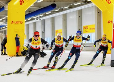 Heiß her ging es in der Kälte der Oberhofer Skihalle zur Deutschen Meisterschaft im Sprint. Wie in dieser Szene zu sehen, so lautete auch das Endergebnis bei den Damen: Coletta Rydzek vor Victoria Carl, Katharina Hennig und Lisa Lohmann (v. l.). 