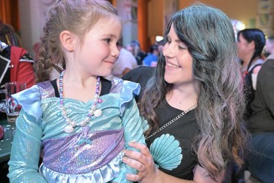 Hatten Spaß beim Familienfasching: Vanessa Fankhänel aus Lugau (re.) und ihre Tochter Ruby.