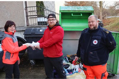 Silvia Lang, Julian Morgenstern und Mirko Simmert (v. l.) vorm Start der Sonderschicht. Straffe Säcke und Handschuhe müssen sein.