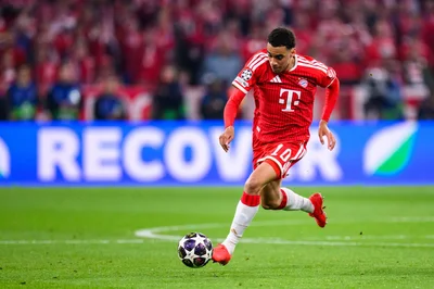 Jamal Musiala im Bayern-Trikot in Aktion - aber wie spielt er bei der WM? (Archivbild)