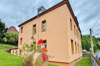 Die Kindertagesstätte von Erlbach-Kirchberg ist ins grüne Dorf eingebettet.