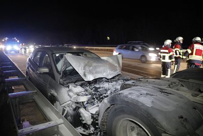 Kurz nach der Anschlussstelle Chemnitz-Ost war auf der A4 am Sonntag ein Ford auf einen Laster aufgefahren.