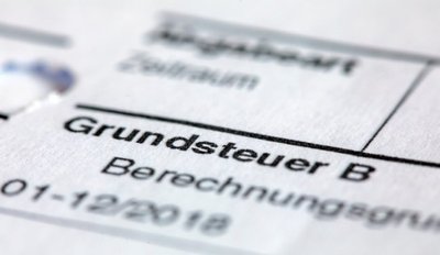 Grundstücksbesitzer müssen jetzt bis Ende Oktober eine Erklärung beim Finanzamt abgeben, auf deren Basis die Bescheide zur Grundsteuer ab 2025 erlassen werden.