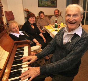 
              <p class="artikelinhalt">Auch mit 100 Jahren setzt sich Hellmuth Aischmann noch gern am Klavier, denn Musik ist eine Leidenschaft. </p>
            
