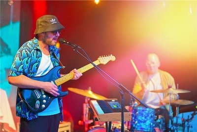 Fullax unterhielt in klassischer Besetzung mit Schlagzeug, Gitarre und Gesang die Partygäste.